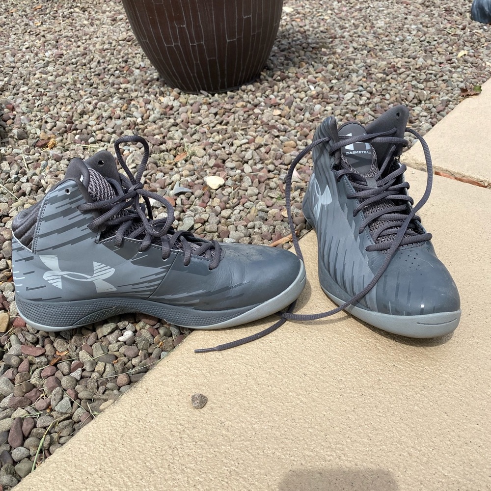 Under armor basketball sneakers size 8.5